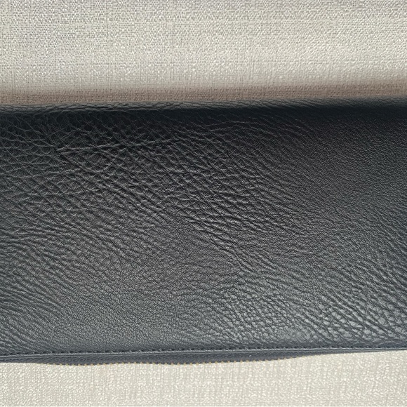 Authentic Tory Burch black pebble leather wallet with gold hardware - Picture 10 of 10